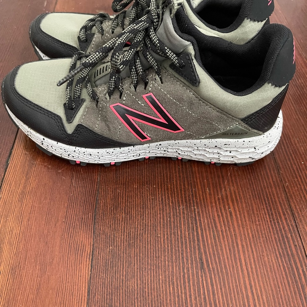 New Balance All Terrain Shoes Women’s Size 6 - Picture 5 of 6